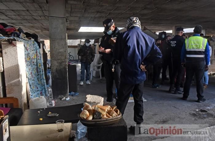 Tensión en San Pío X durante el desalojo de okupas en un edificio abandonado