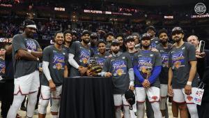 La plantilla de los New York Knicks posan con el título de campeones de la Conferencia Este tras superar a Cleveland, por 4-0