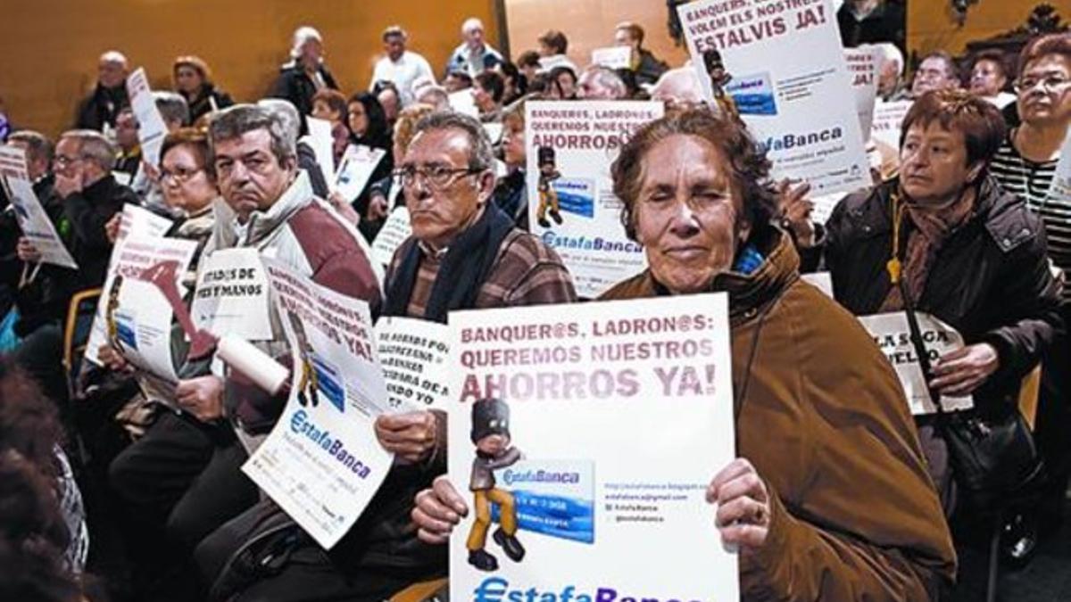 Afectados por las preferentes protestan en Mataró, ayer.