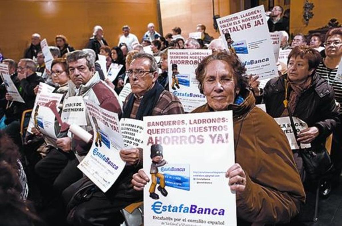 Afectats per les preferents protesten a Mataró, ahir.