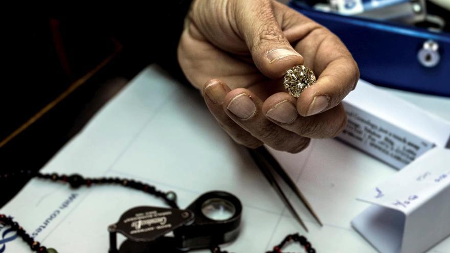 La UE prohíbe la compra y venta de diamantes rusos en el nuevo paquete de sanciones