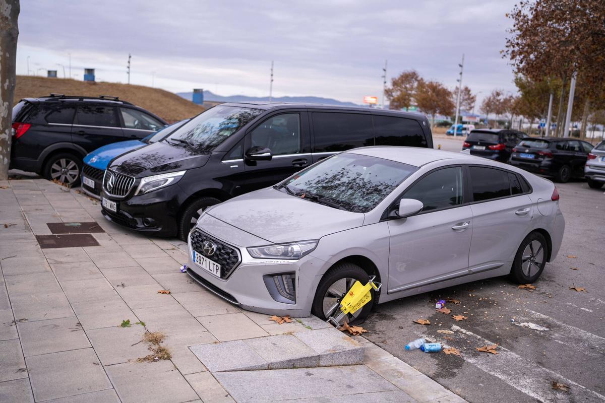 El Prat de Llobregat. 19/12/2025. Barcelona. Vehículos inmovilizados con cepo tras ser detectados in fraganti realizando servicios de taxi pirata, en el marco de los controles contra el transporte ilegal de pasajeros. Foto: Zowy Voeten / El Periódico
