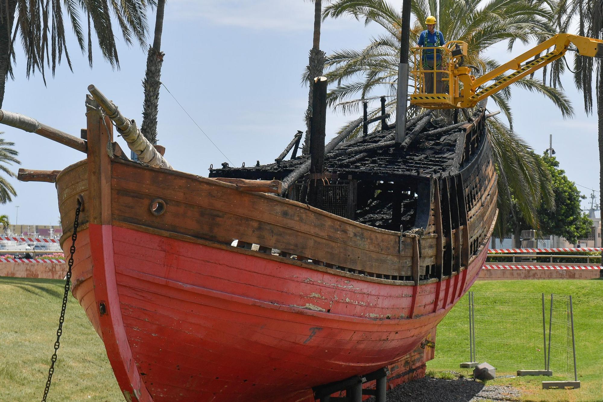 Arde la réplica de 'La Niña' en el Parque de Santa Catalina