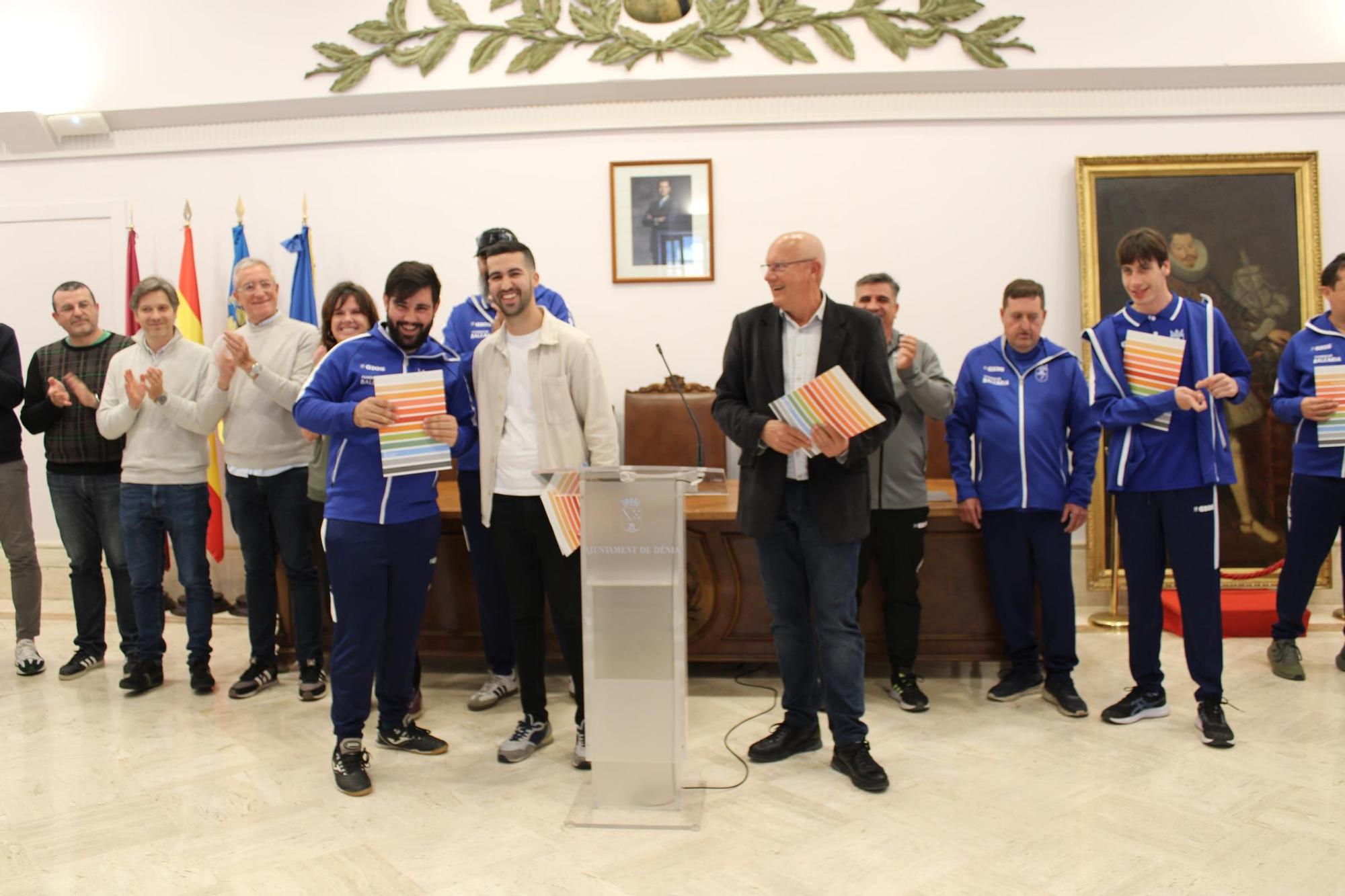 Dénia rep als equips inclusius de futbol base després dels seus grans triomfs (imatges)