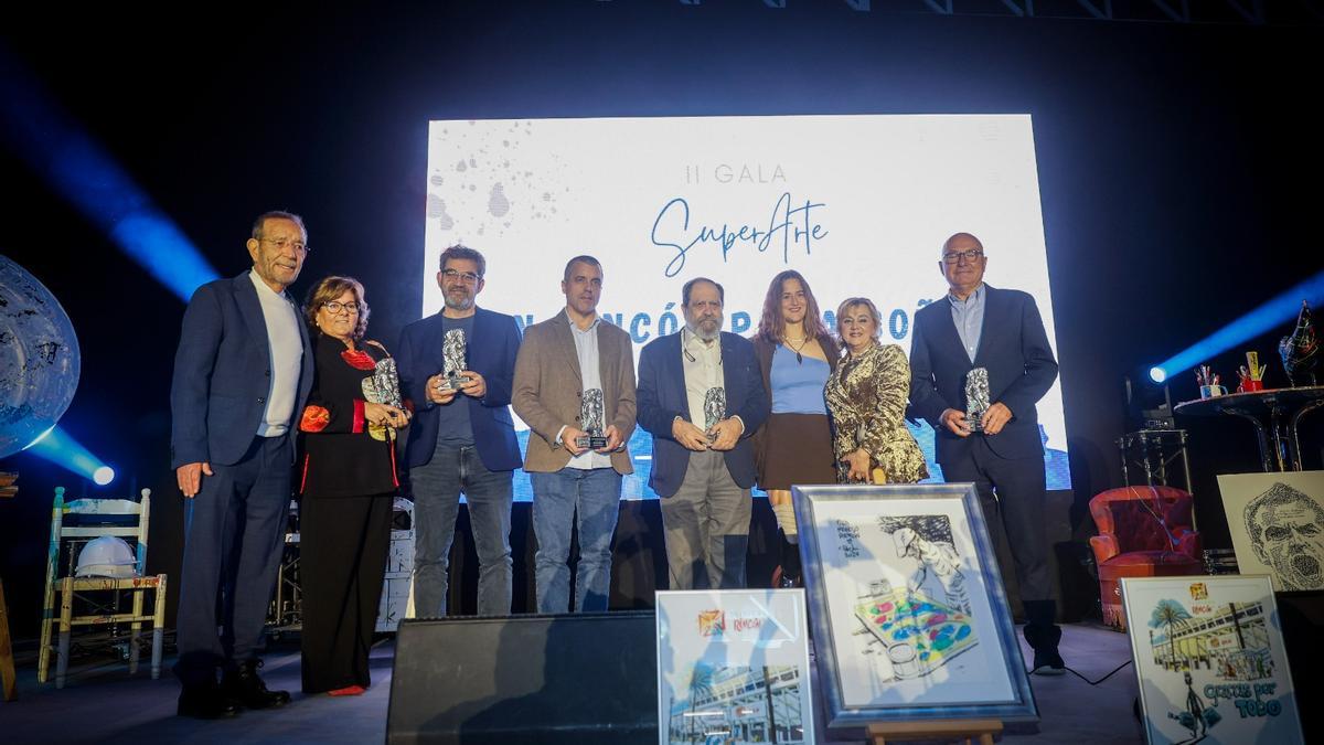 Foto de familia de los premiados en la II Gala SuperArte.