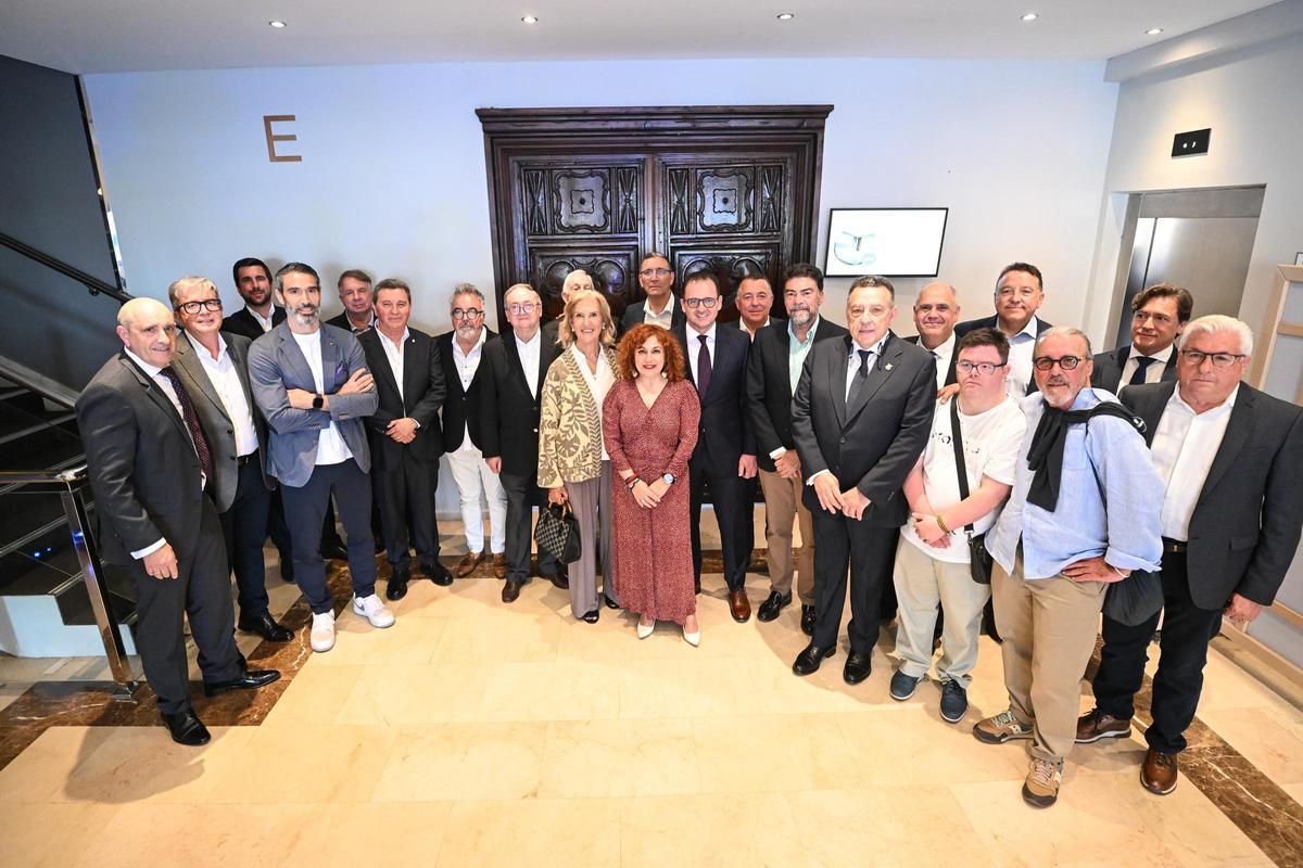 Los homenajeados por la peña «La quinta del Buitre» de Callosa de Segura posan con la directiva del colectivo de aficionados madridistas.
