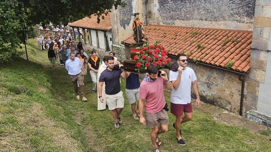Lastres vive el día grande de las fiestas de San Roque con procesión, romeros y una gran descarga de fuegos