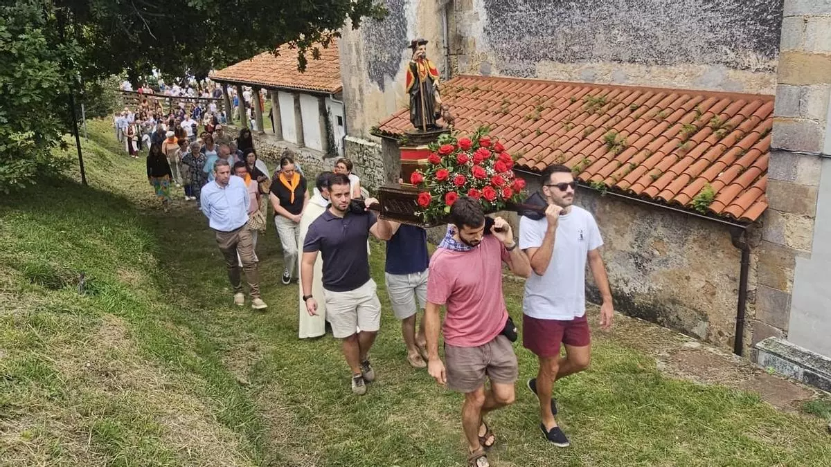 Lastres vive el día grande de las fiestas de San Roque con procesión, romeros y una gran descarga de fuegos