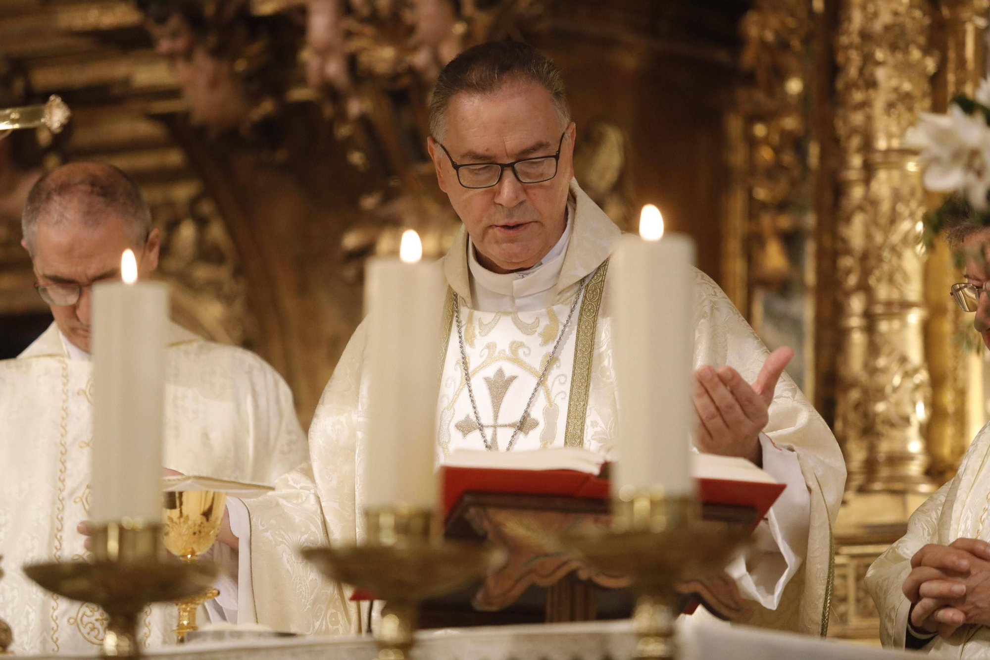 El cardenal Ángel Fernández Artime oficia la primera misa cardenalicia de Gozón en el día de Todos los Santos en la parroquia de Santa María de Luanco