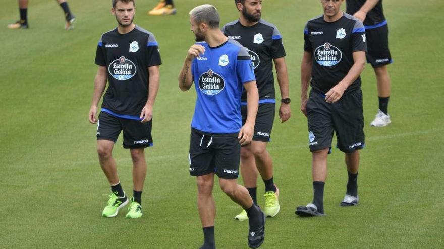 Andone, con chanclas, abandona el césped tras participar en el minuto de silencio.