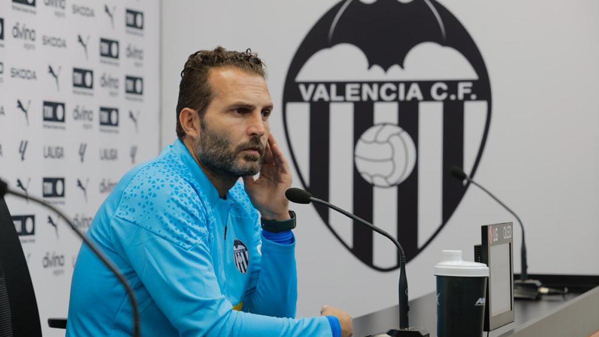 Baraja, junto al escudo del Valencia en rueda de prensa