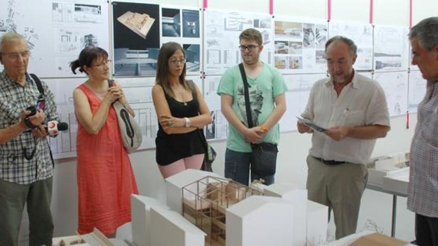Responsables de la iniciativa explicant les maquetes als tècnics i veïns de Bagà, al Palau de Pinós