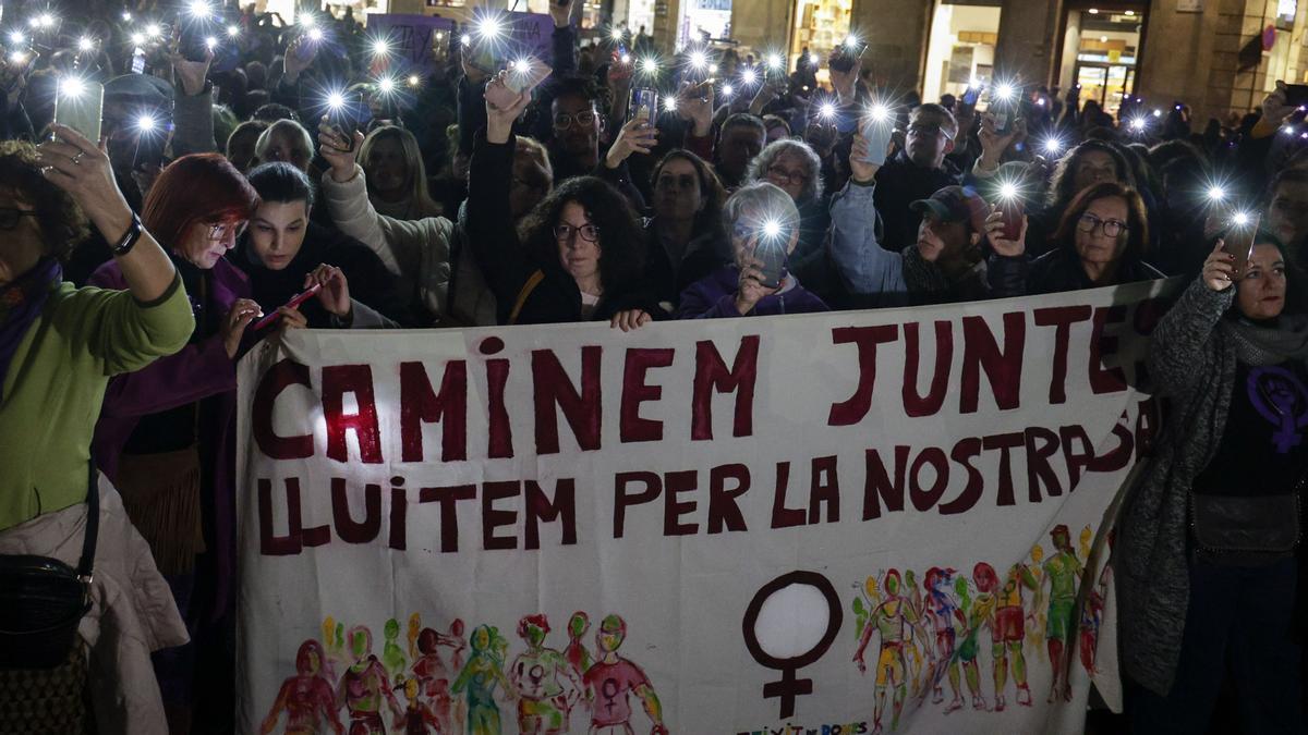 Centenars de persones clamen a Barcelona contra la violència masclista