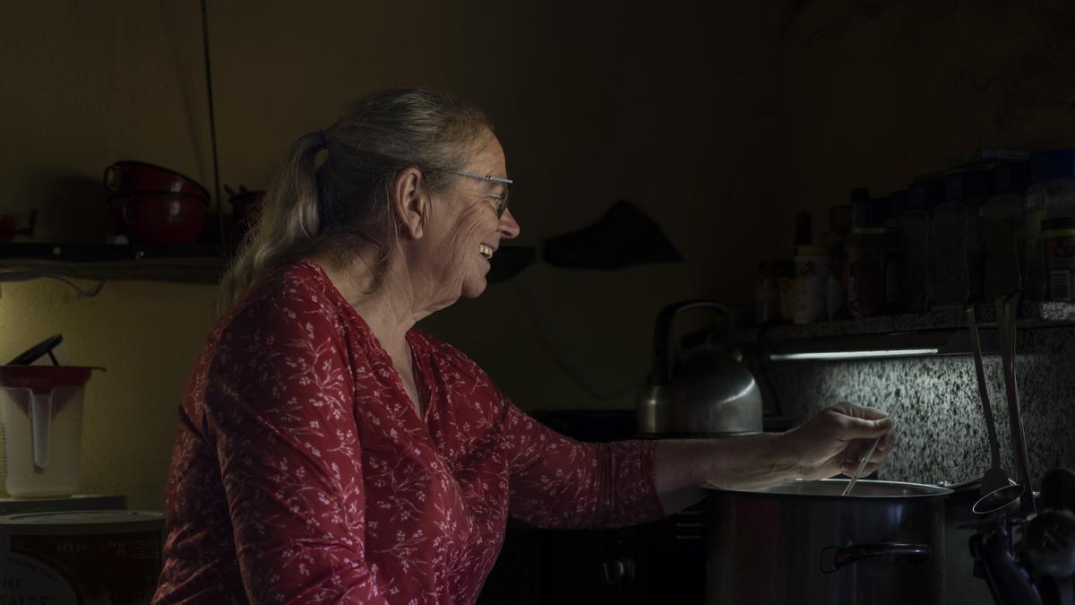 Margo prepara algo de comer en su casa de Santoalla.