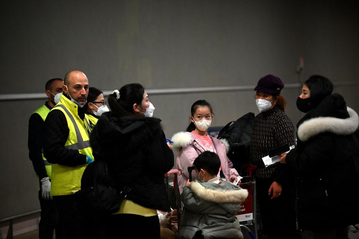 Controles y test covid en el aeropuerto internacional de Fiumicino, en Roma, para los pasajeros procedentes de China.