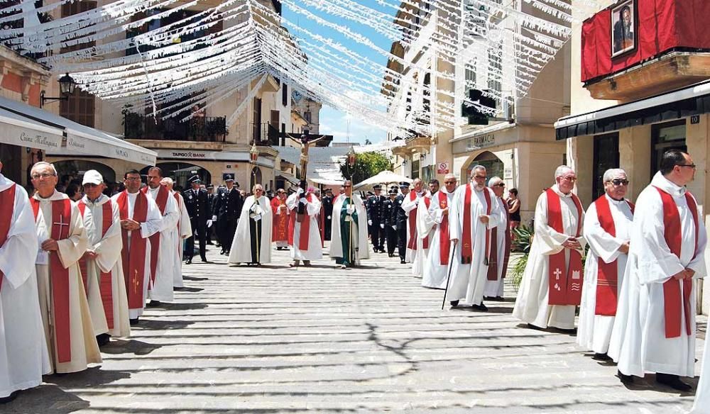 Penitentes con el Sant Crist en la Triennal