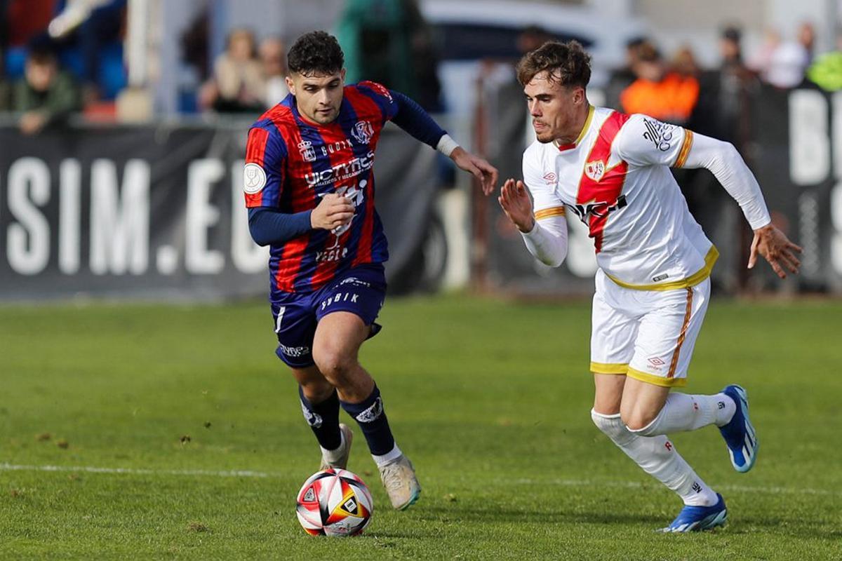 Un orgulloso y combativo Yeclano le discute el pase copero a un Rayo que  decide con dos goles al final - Murciaplaza