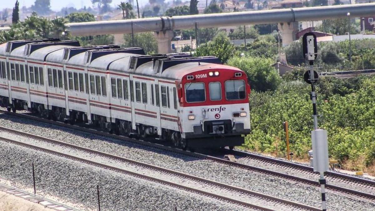 Tren de Cercanías que realiza el recorrido de Murcia a Alicante.  | TONY SEVILLA