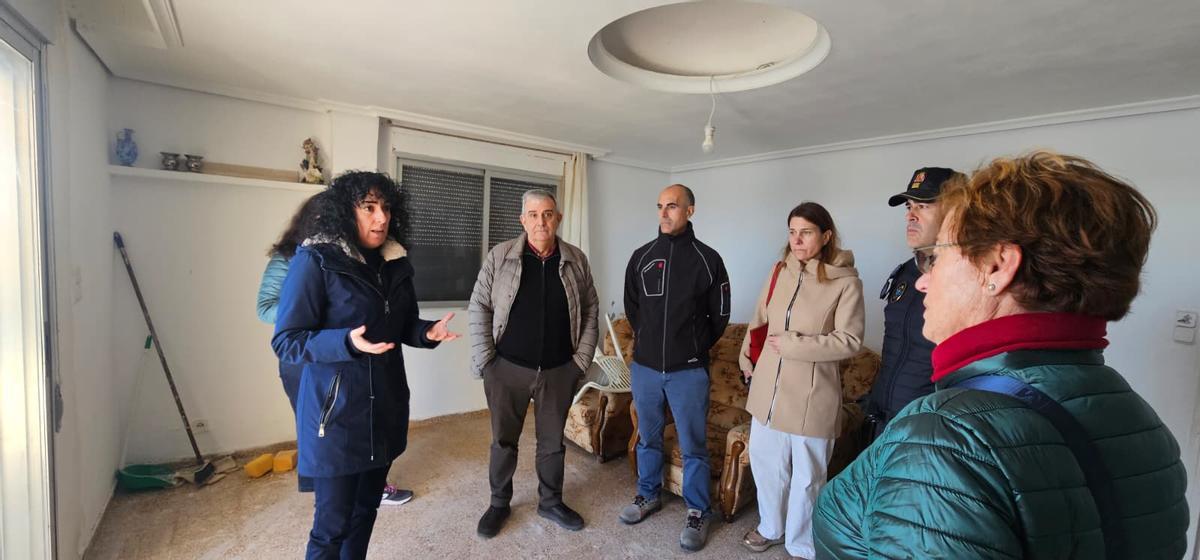 La alcaldesa reunida con vecinos afectados.