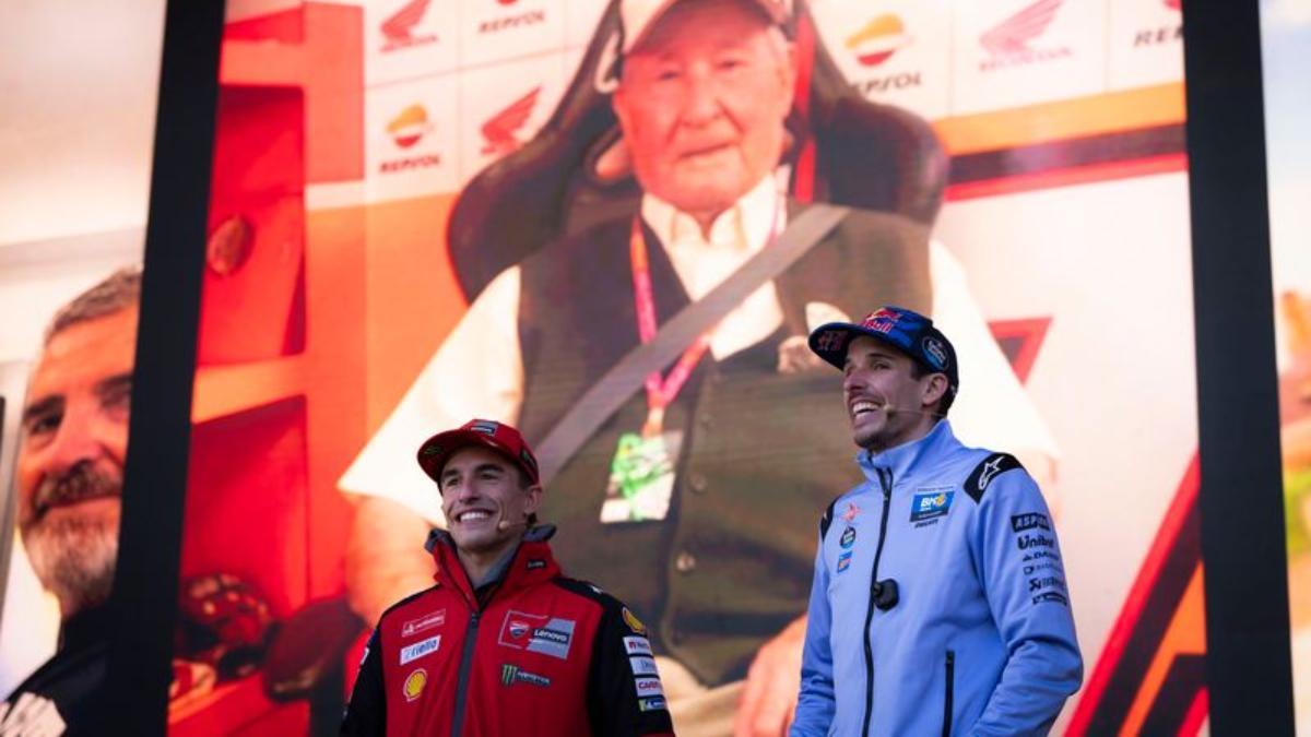 Àlex y Marc Márquez durante la celebración de campeonato y subcampeonato en Cervera