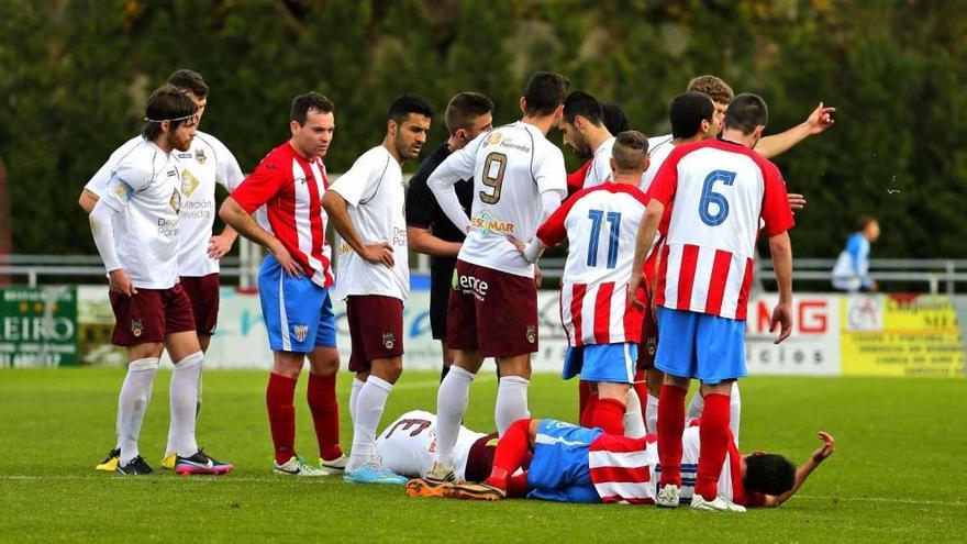 Herbert y David Feito, en el suelo, tras la jugada que finalizó con la expulsión del jugador granate. // Área 11