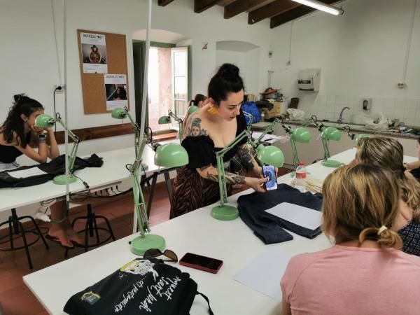 Jóvenes de Mollet participando en los cursos.