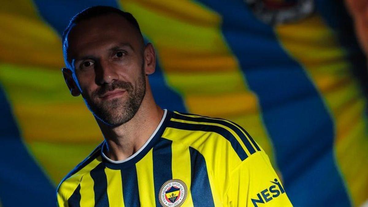 Muriqi posa con la camiseta del Fenerbahçe
