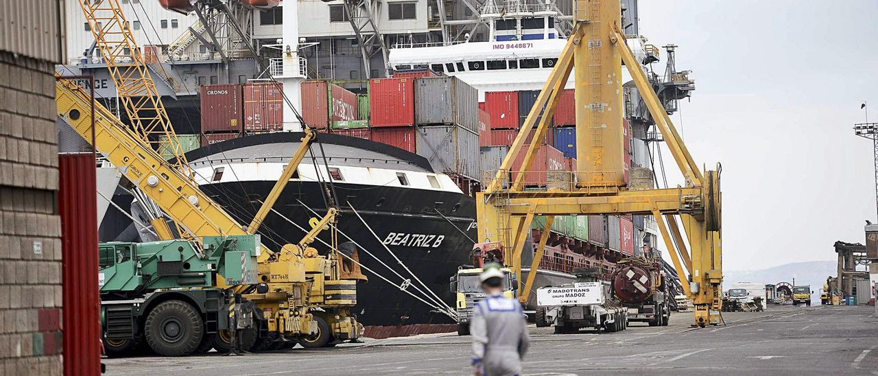 Trabajos en un buque ejecutados por la empresa Astilleros Canarios (Astican), una de las industrias navales de las Islas. | | J. PÉREZ CURBELO