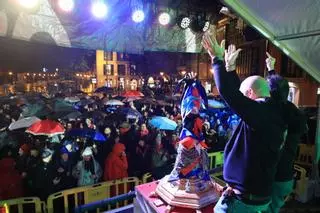 FOTOS | Las cofradías rinden un emotivo minuto de silencio por las víctimas del accidente de Córdoba: "Hemos decidido continuar con las fiestas para celebrar la vida"