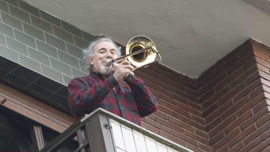 Ángel Iglesias, ayer, en el balcón de su vivienda.