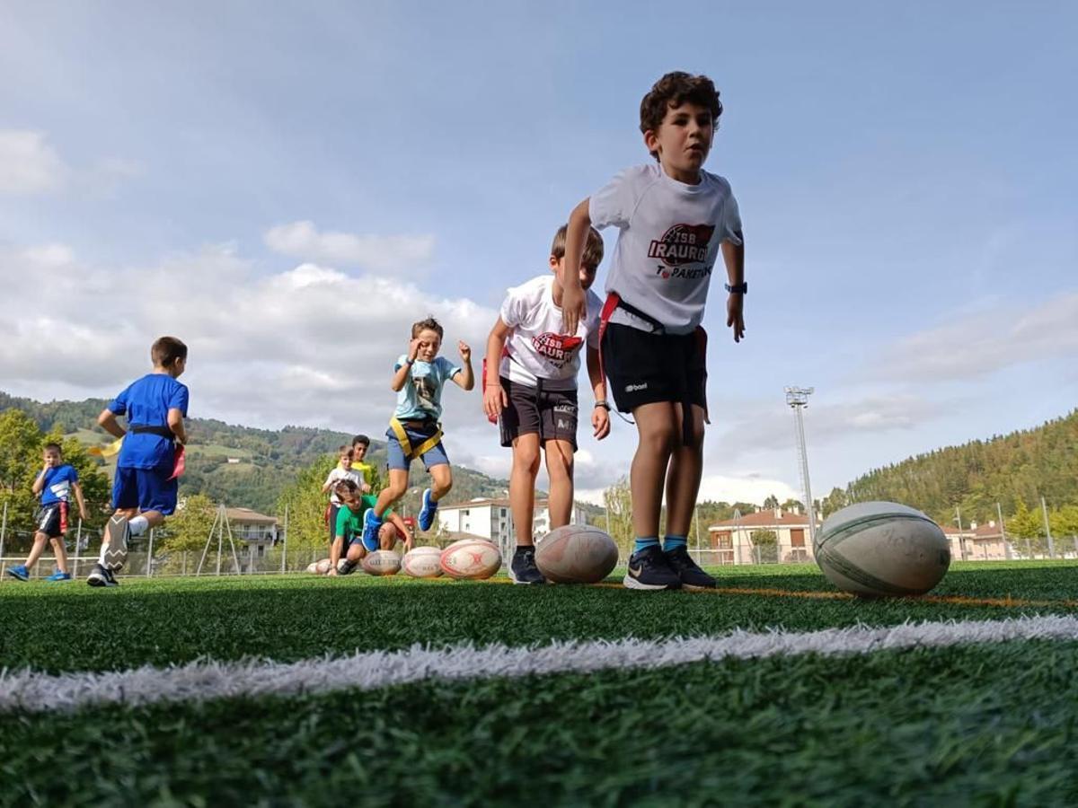 Un grupo de niños participa en el País Vasco en las clases que encabeza el exinternacional Julen Goia.