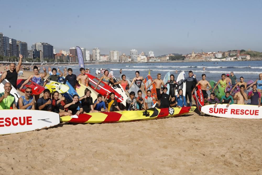 Jóvenes de salvamento en la playa