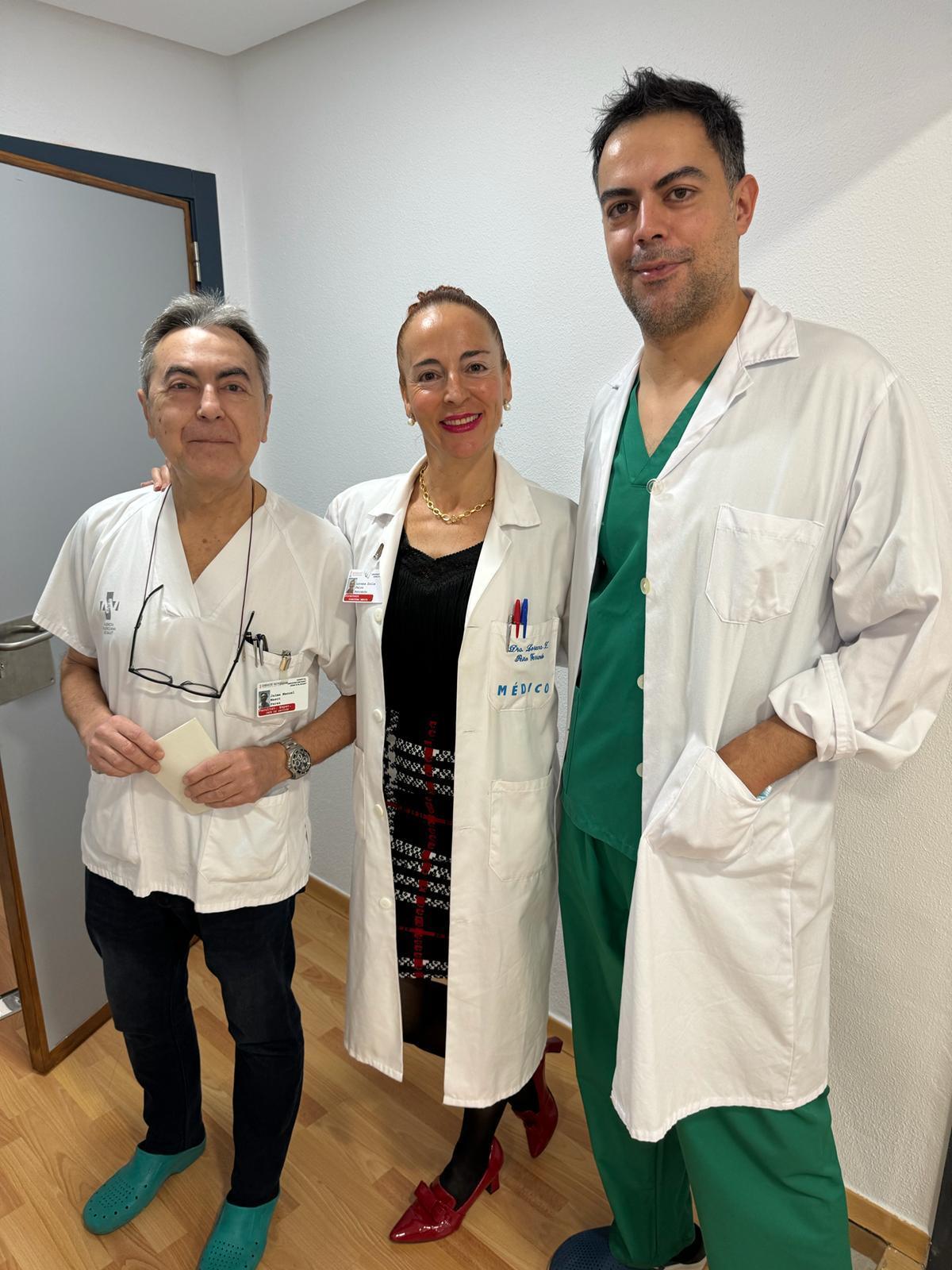 La directora médica del Hospital Sant Joan d'Alacant, Lorena Peiró y los doctores anestesiólogos Jaime Manuel Masot y Juan Fernando García Henares.