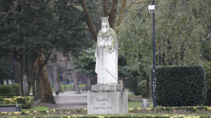 El parque de Isabel la Católica inicia la rehabilitación de todas las esculturas