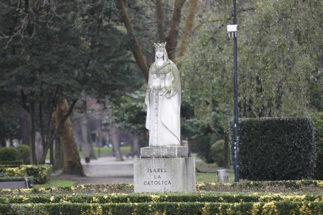 Esculturas y estatuas en el parque de Isabel la Católica.