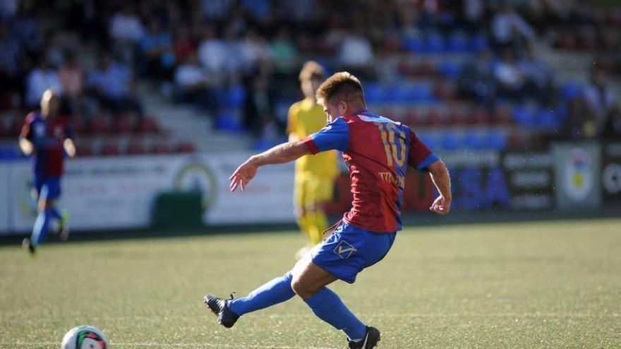 Berto Cayarga realiza un disparo a portería durante un partido del Langreo.