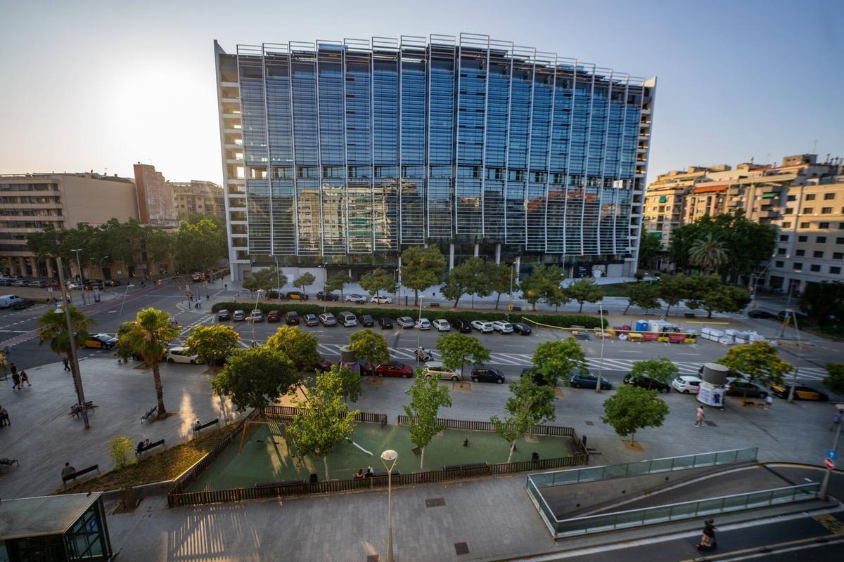 Exterior del edificio Estel, en la confluencia de la Avenida de Roma y la calle de Mallorca de Barcelona.