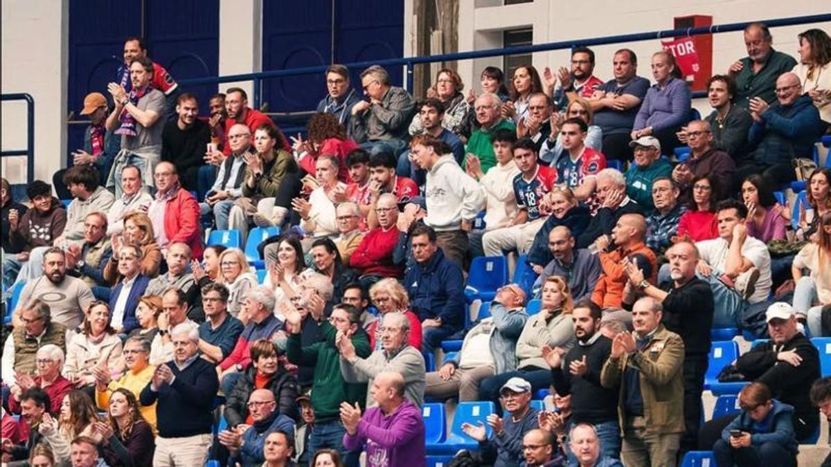 La grada del Pitiu Rochel, atenta a un partido del Horneo Alicante el curso pasado en la Liga Asobal.
