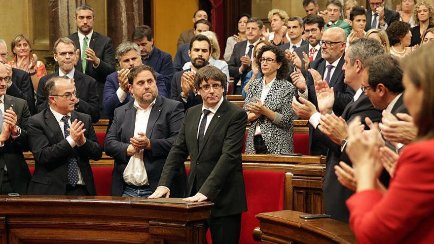 El president de la Generalitat, Carles Puigdemont, rep l&#039;aplaudiment dels diputats de Junts pel Sí .