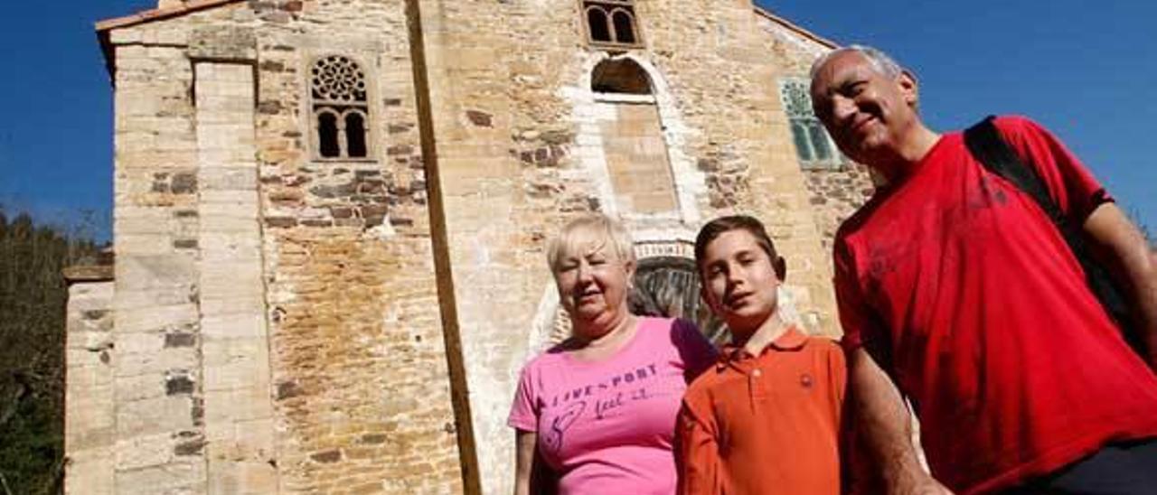 Ana María Liñero, Diego Álvarez y José Luis Álvarez, ayer, ante la fachada del templo.