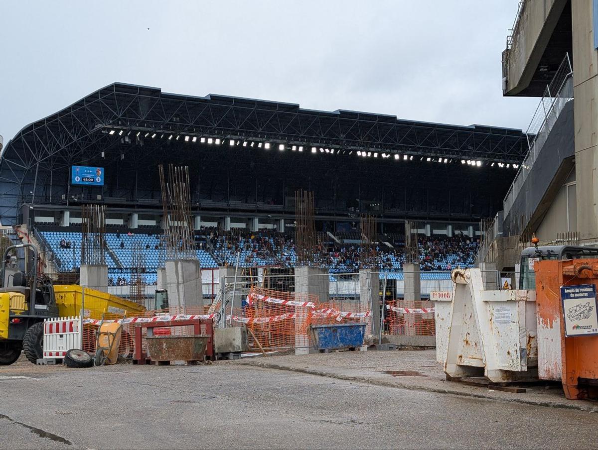 Vista de los pilares de la grada de Gol y el estadio de Balaídos