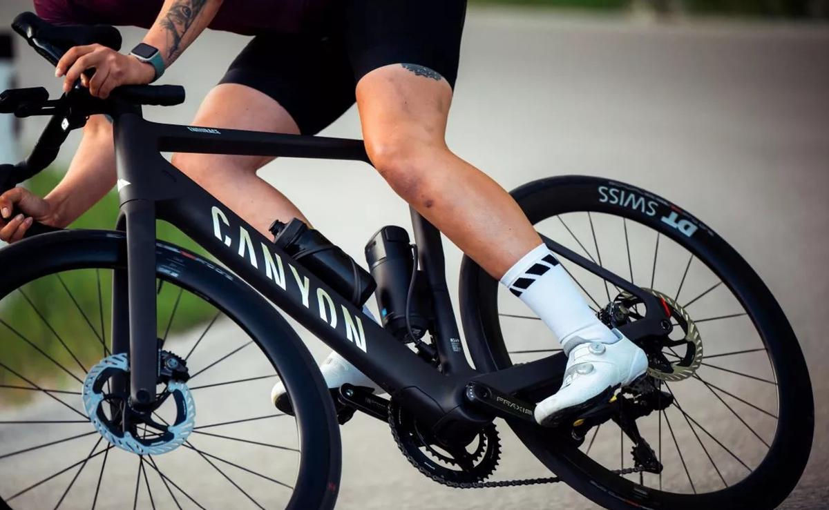 Un ciclista amb una bicicleta Canyon