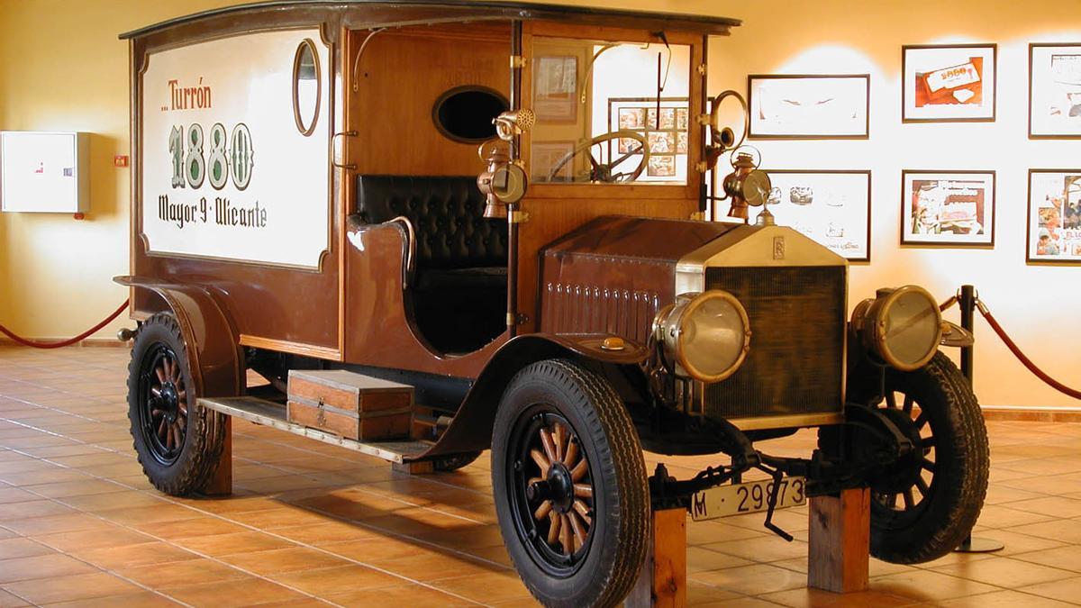En el Museo del Turrón destaca un Rolls-Royce usado como coche publicitario.