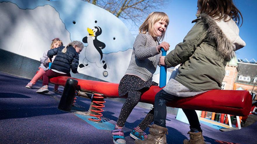 Niños en un parque infantil en Copenhague. | Reuters