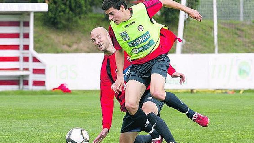 El juvenil Sergio, con peto de titular, supera la entrada de Matabuena.