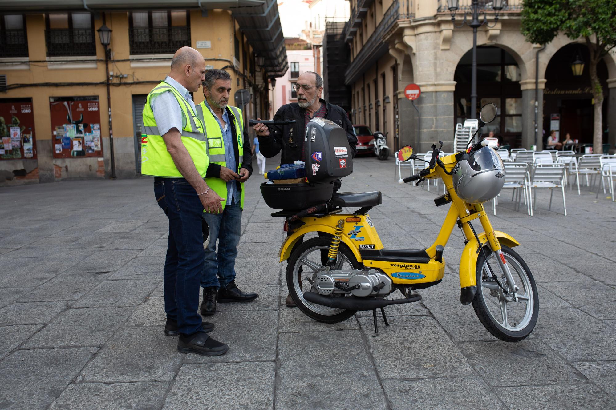 "Correcaminos", la vespino que recorre España llega a Zamora