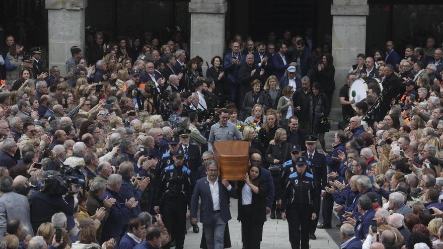 Miles de mierenses se echan a la calle para despedir a su alcalde: así fue la emotiva despedida a Aníbal Vázquez