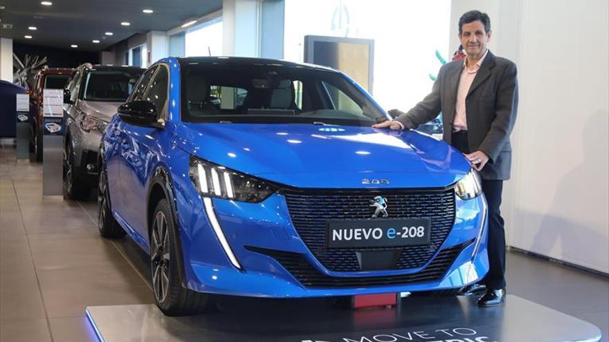 «Su diseño gusta mucho, pero también sus bajos consumos» FICHA COMERCIAL Peugeot 208 GT Line 130 Puretech 20.850 euros MOTOR Tres cilindros de gasolina CILINDRADA 1.199 cc Potencia 131 CV a 5.500 rpm PAR MÁXIMO 230 Nm a 1.750 rpm TRACCIÓN Delantera TRANSMISIÓN Automática, 8v LONGITUD/BATALLA 4,05/2,54 m ANCHURA/ALTURA 1,74/1,43 m PESO 1.240 kg VELOCIDAD MÁXIMA 208 km/h CONSUMO MIXTO 5,7 l7100 kms EMISIONES DE CO2 128 g/km