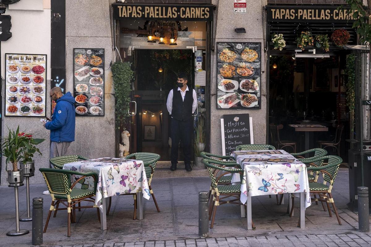 Un camarero de un restaurante en una terraza