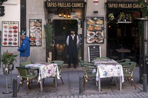 Un camarero de un restaurante en una terraza